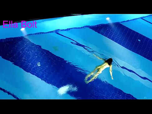 ❤️ Je ne peux pas m'arrêter de regarder, jeune blonde prise en train de nager nue dans la piscine de la station ELLA BOLT. ❤️❌ Fucking at us