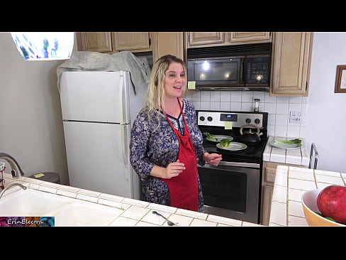 ❤️ Belle-mère qui le traie dans la cuisine avant son rendez-vous. ❤️❌ Fucking at us