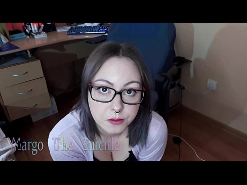 ❤️ Une fille sexy avec des lunettes suce profondément un gode devant la caméra ❤️❌ Fucking at us