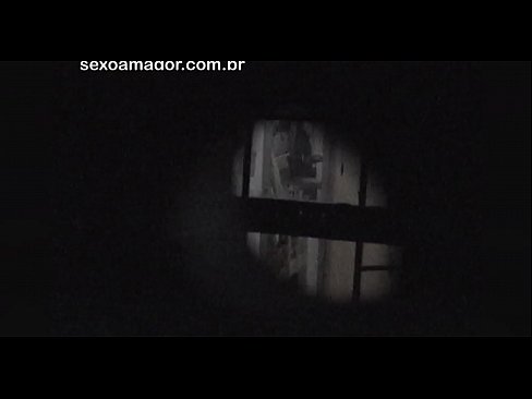 ❤️ Blondie se fait secrètement filmer par un voyeur du quartier caché derrière des briques creuses. ❤️❌ Fucking at us